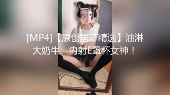 18岁白丝清纯可爱美少女，白白嫩嫩的小骚逼，小鲍鱼还是很紧